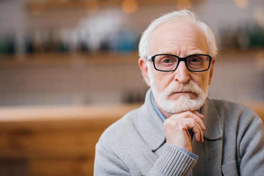 älterer mann, verschwommener hintergrund, drinnen