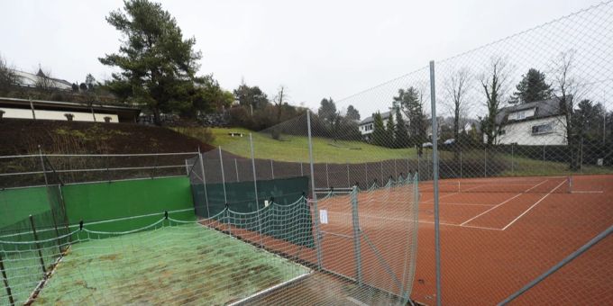 Unweit dieser Tennis-Anlage des Tennisclubs Herrliberg ZH hat Roger Federer vor Jahren ein Grundstück gekauft. (Bild von 2012) Roger Federer
