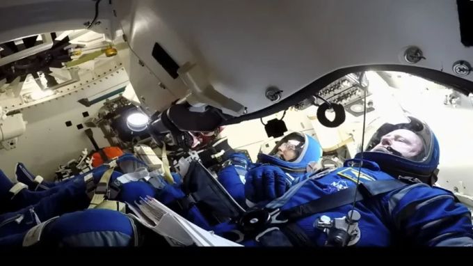 Die Nasa-Astronauten Barrry Wilmore (rechts) und Suni Williams vor ihrem Start in der Boeing-«Starliner»-Kapsel. Ihr Aufenthalt auf der Raumstation ISS könnte nach Problemen mit der Kapsel noch Monate dauern. Nasa ISS