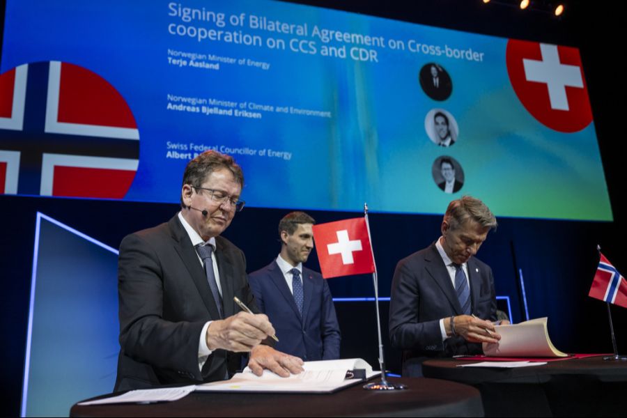 Bundesrat Albert Rösti bei der Unterzeichnung eines Abkommens mit Norwegen bezüglich CO₂-Speicherstätten.