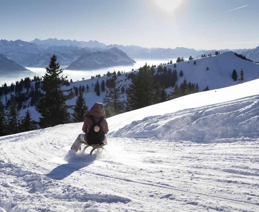 Am Donnerstag liegt unter 1200 Metern teils tiefe Restbewölkung, am Freitag gibt es Nebel oder tiefer Hochnebel mit einer Obergrenze von rund 800 bis 1000 Metern.