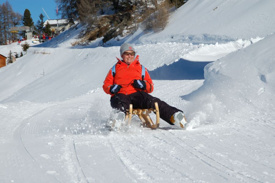Frau Schlitteln Schnee
