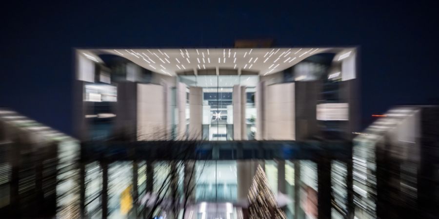 Sicht auf das Bundeskanzleramt. Im Kanzleramt beraten der ukrainische Präsident Selenskyj, seine Unterhändler und die US-Delegation zunächst unter sich über das weitere Vorgehen in ...