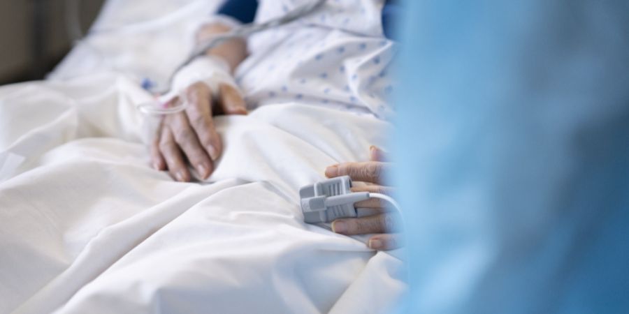 Alter Mann im Spital