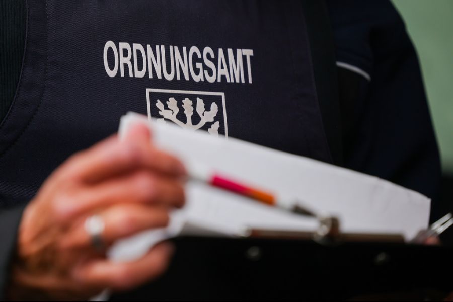 Doch als sie die Lebensmittel auf einer Mauer in Wien ablegte, wo häufiger Essen für Bedürftige deponiert wird, kamen zwei Waste Watcher, die darauf achten, dass die Stadt sauber bleibt.