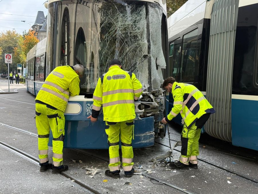 Drei Personen wurden bei dem Unfall leicht verletzt.