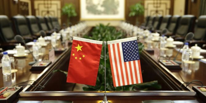 China USA Flaggen Verhandlungstisch