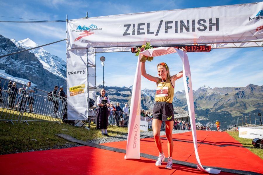Bei den Frauen gewinnt Laura Hottenrott den Jungfrau-Marathon.