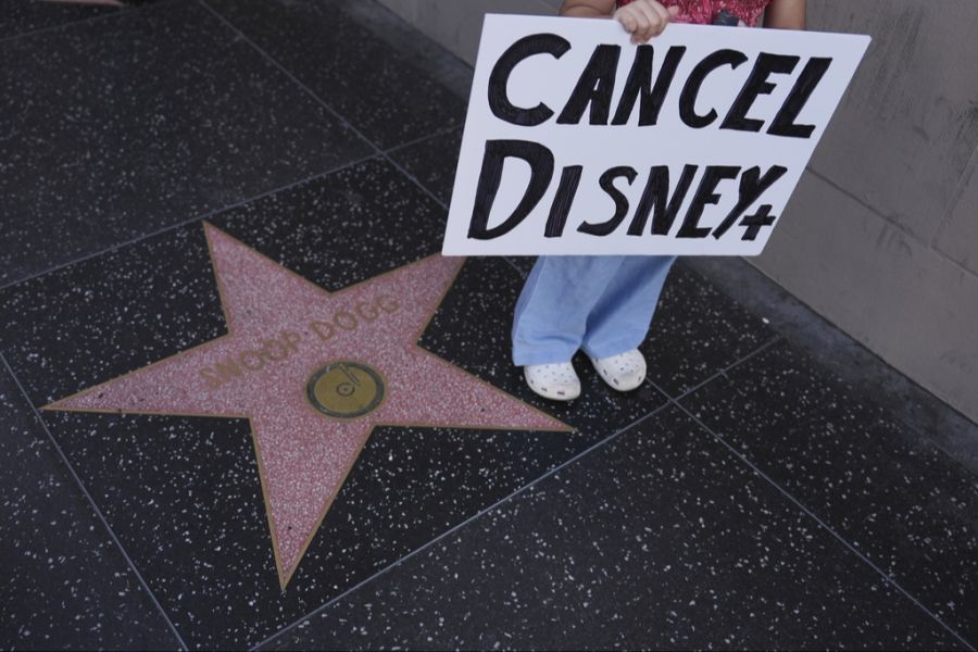 frau protestiert für jimmy kimmel