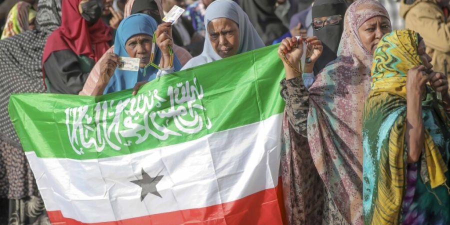 ARCHIV - Eine Frau zeigt die somaliländische Flagge. Foto: Abdirahman Aleeli/AP/dpa