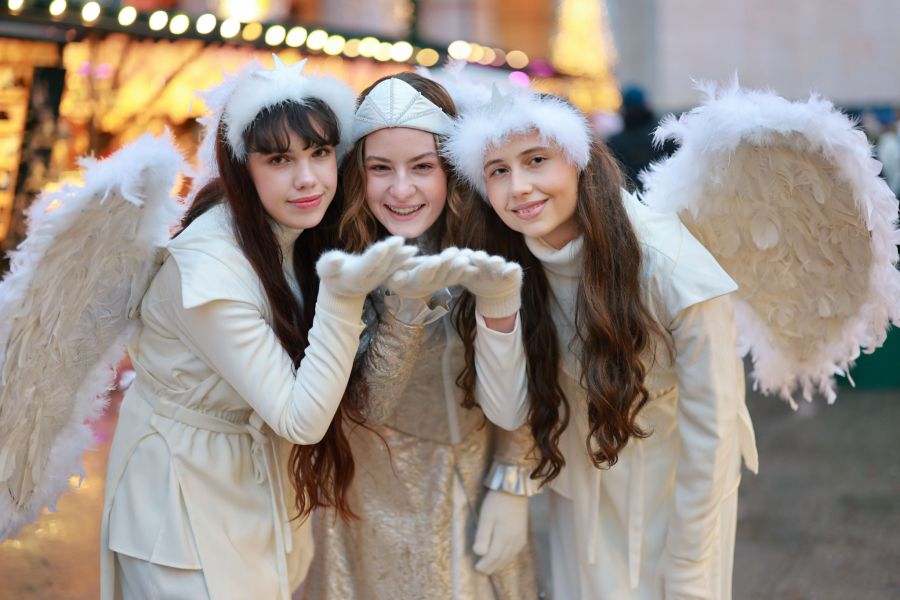 Leopoldine Richards (Mitte) ist das diesjährige Christkind am Salzburger Christkindlmarkt. Unterstützt wird sie von den Engerl Elina Smytska (l.) und Sarah Marlene Reisinger (r.).
