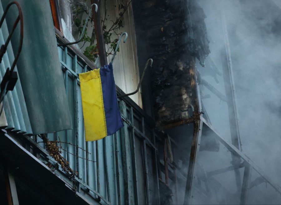 Seit Beginn des Kriegs fanden in der Ukraine keine Wahlen mehr statt. Die reguläre Amtszeit von Selenski lief im Mai 2024 aus. (Im Bild: Ein Gebäude in Saporischschja im September 2025)