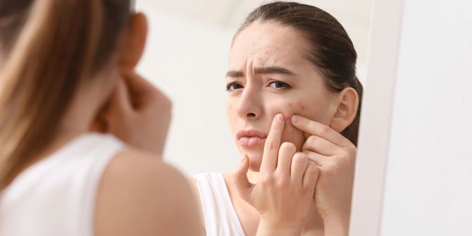 Junge Frau mit Pickeln