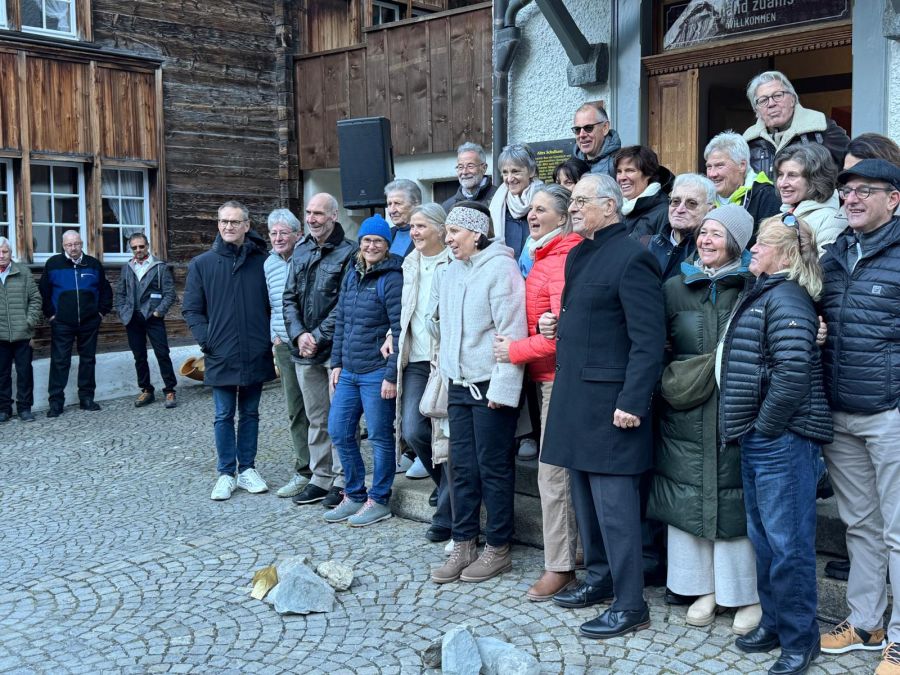 Die Ski-Legende posiert vor dem Eingang.