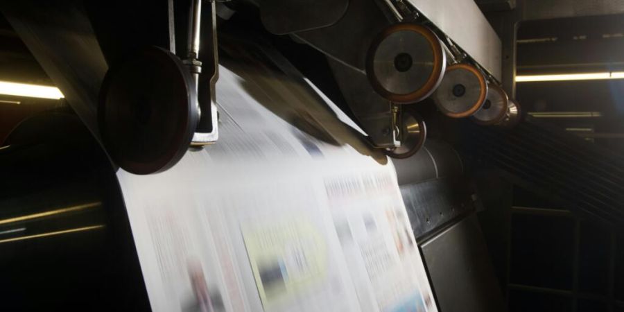 Frisch aus der Rotationsdruckmaschine: Ab Januar erscheint im Aargauer Fricktal eine kostenlose Wochenzeitung. Zwei regionale Medienunternehmen habe eine Kooperation abgeschlossen. (Sym...