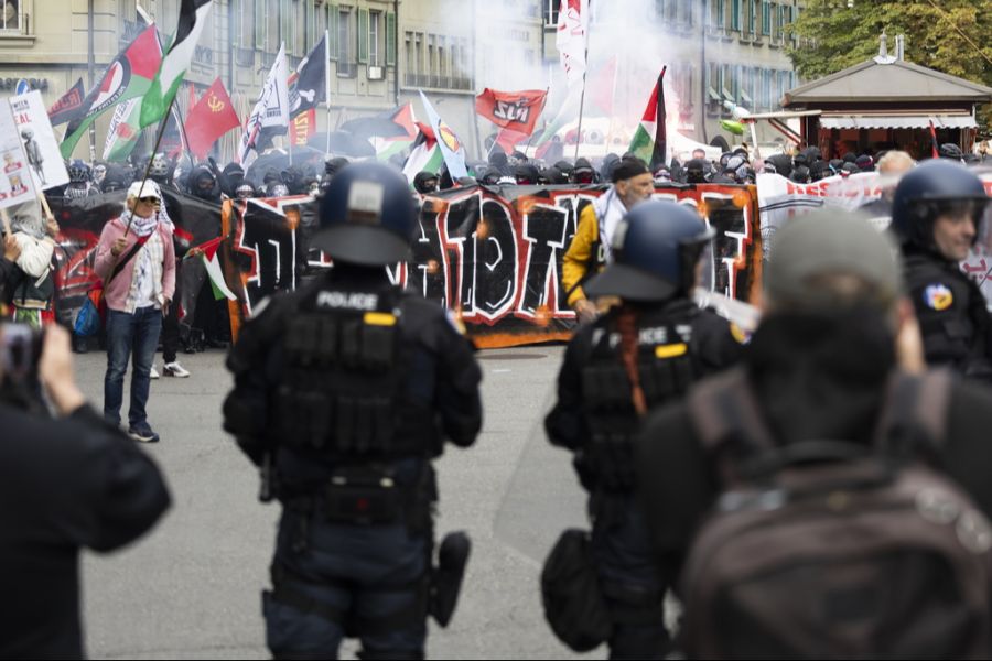 Einsatzkräfte werden angegriffen.