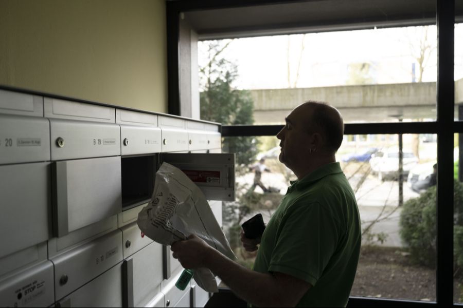 Sobald das Paket im Milchkasten liegt oder er es entgegengenommen hat, haftet der Käufer.