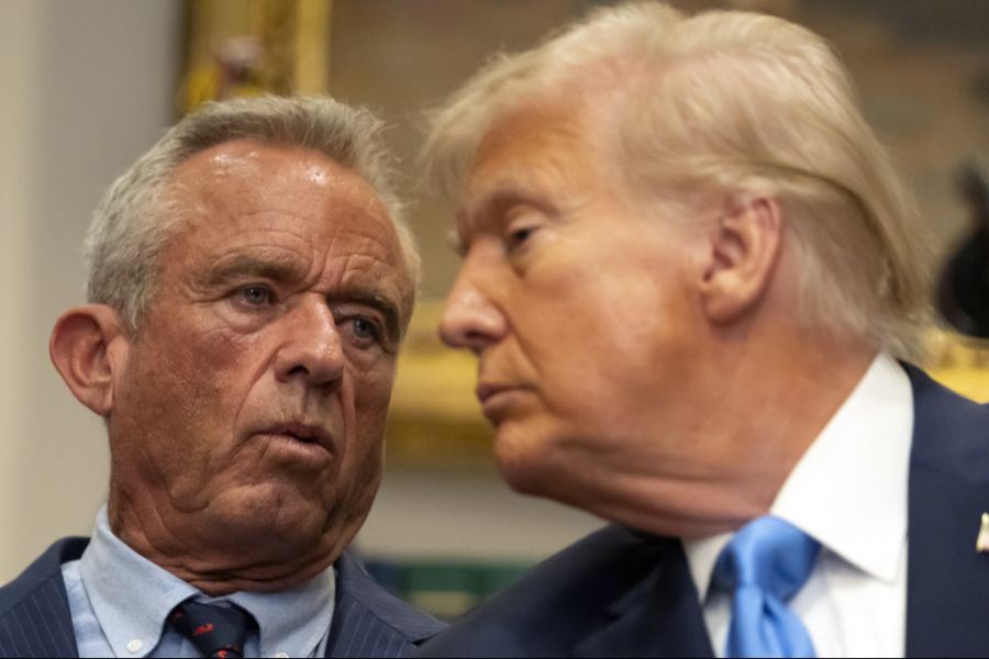 Was Trump und sein Gesundheitsminister Kennedy (links) behaupten, sind jedoch Fake News.
