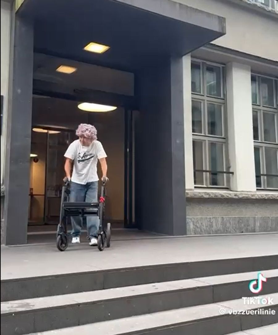 Sie stellen sich vor, wie eine Seniorin das Altersheim verlässt und ins Tram steigt.