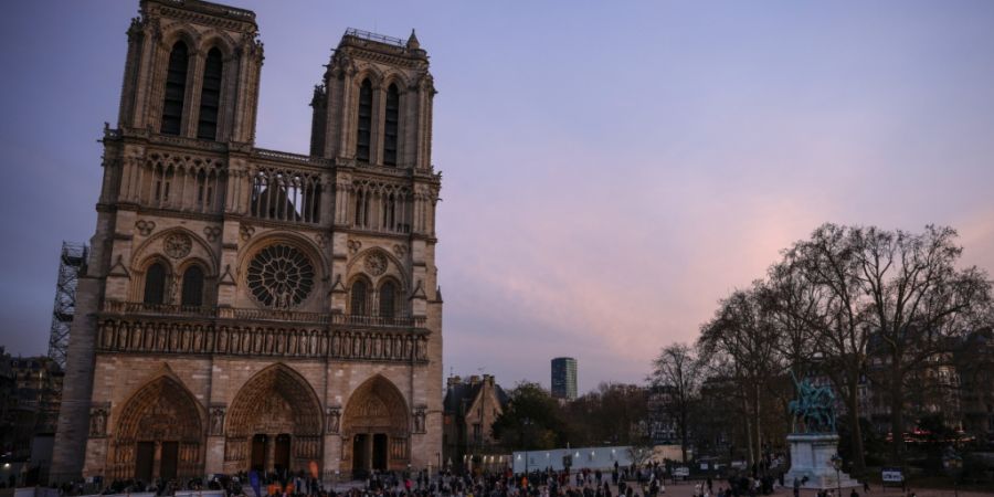Mehr als elf Millionen Menschen haben die berühmte Pariser Kathedrale Notre-Dame seit ihrer Wiedereröffnung vor einem Jahr besucht – ein neuer Rekord. (Archivbild)