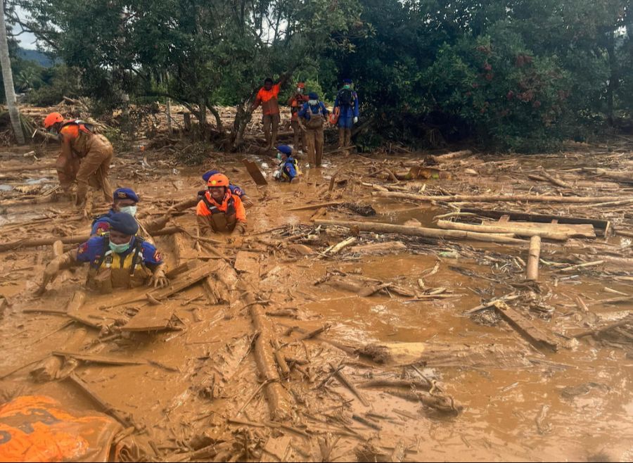 In Indonesien starben bisher über 300 Menschen, viele werden noch vermisst.