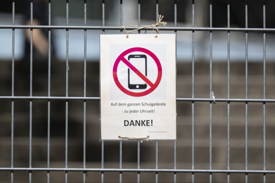 Keine unbekannte Regelung: Nebst einigen Schweizer Kantonen wurden Handyverbote auch schon in deutschen Schulen durchgesetzt. (Archivbild)