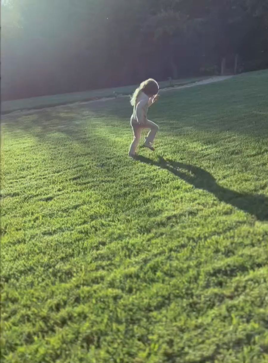 Zum internationalen Mädchentag postete Meghan Aufnahmen von Tochter Lilibet.