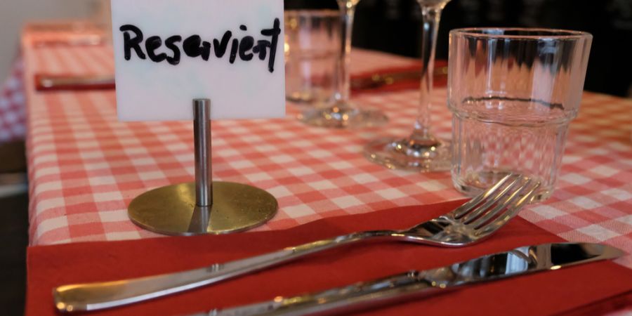 Wer auswärts essen geht, tut gut daran, vorab einen Tisch zu reservieren. (Symbolbild)