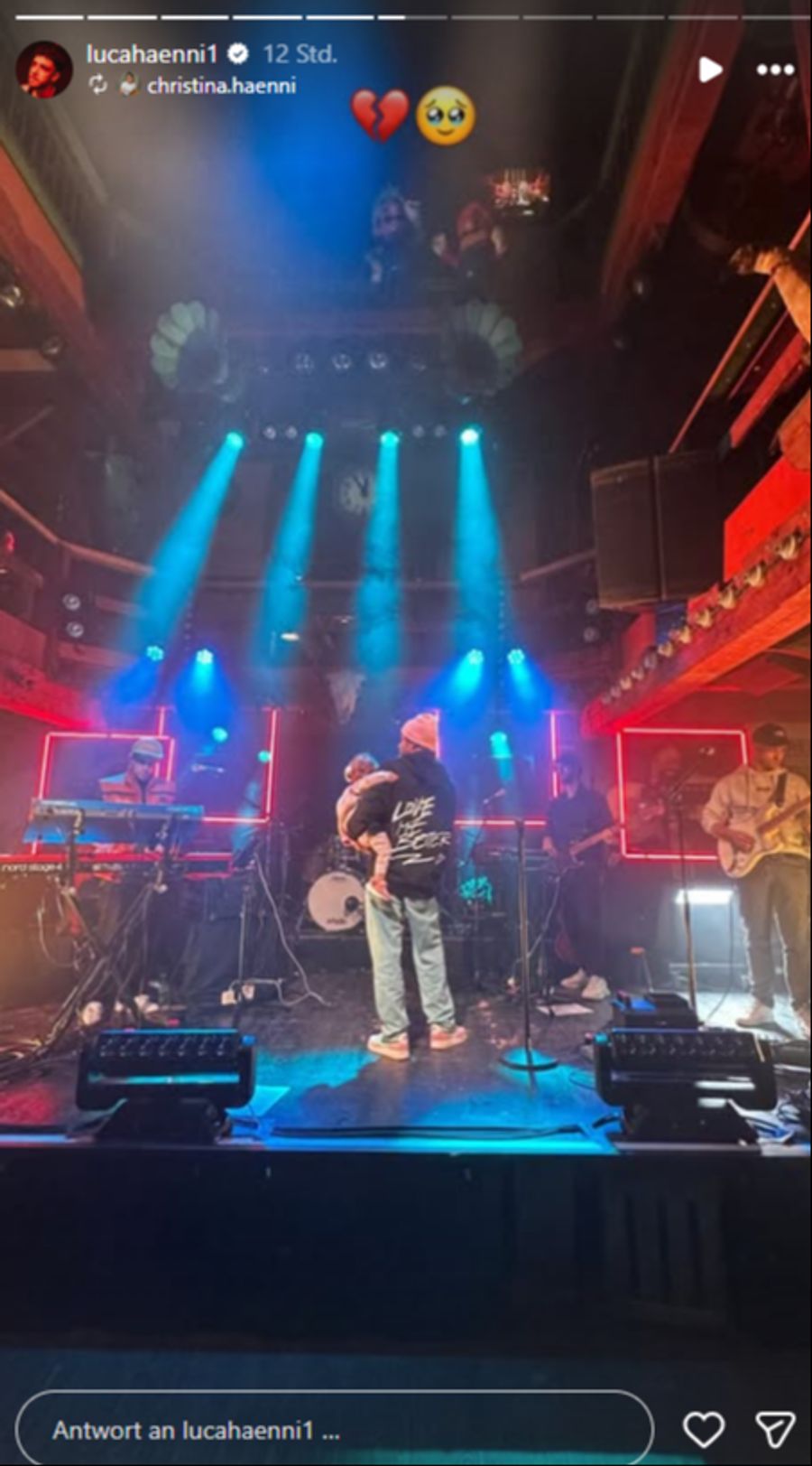 So herzig! Über diesen Besuch hat sich Luca Hänni bestimmt gefreut.