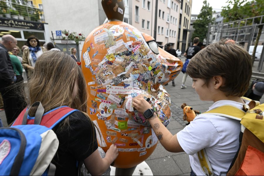 Sie wurde darum von Fans mit Pflastern beklebt.