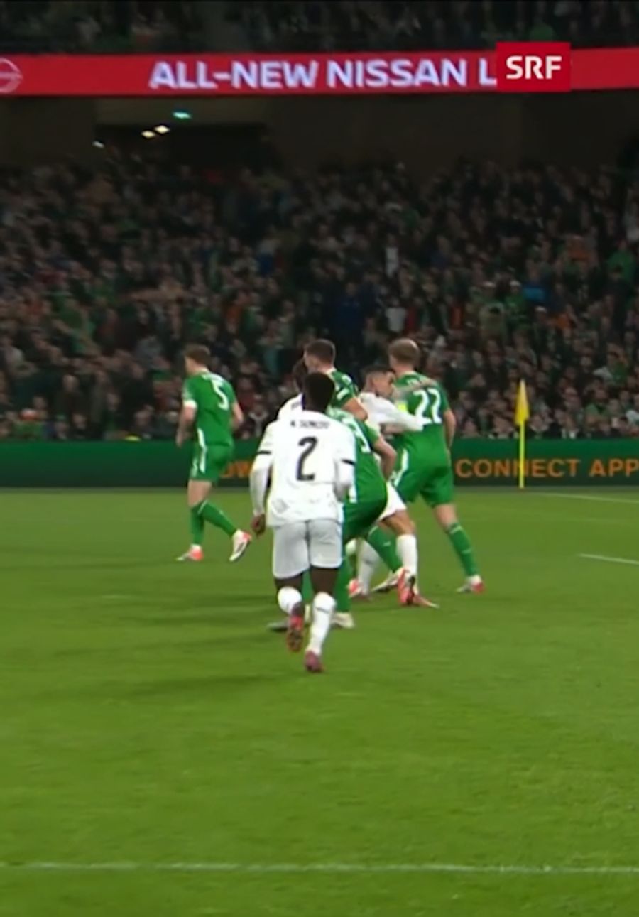 Der Superstar rammte einem Gegner den Ellenbogen in den Rücken.