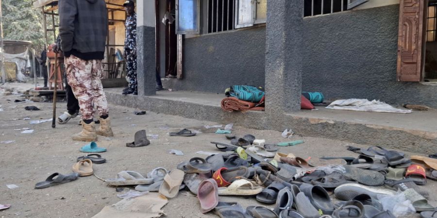 Nach einer Bombenexplosion in einer Moschee liegen Schuhe und Schlappen von Gläubigen vor dem Gebäude. Es gab Tote und Verletzte. Foto: Jossy Ola/AP/dpa
