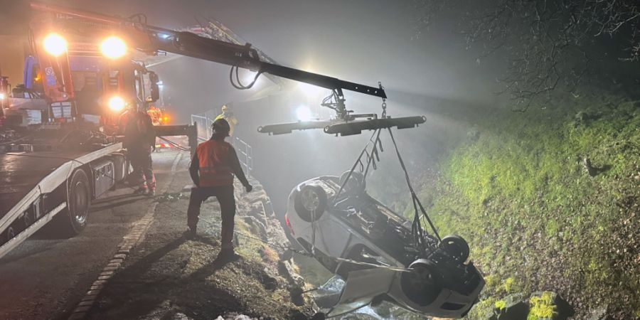 Das Fahrzeug musste aus dem Bach geborgen werden.