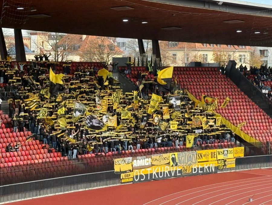 Auch von der Berner Ostkurve sind Fans angereist und machen Stimmung im Letzigrund.