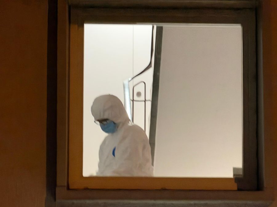 Die Spurensicherung ist ebenfalls im Einsatz.