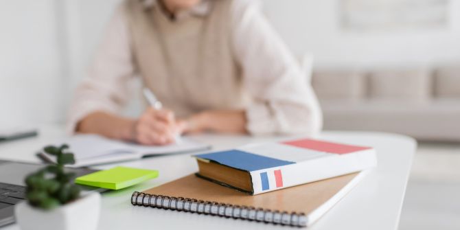 Wörterbuch Französisch Schülerin lernen