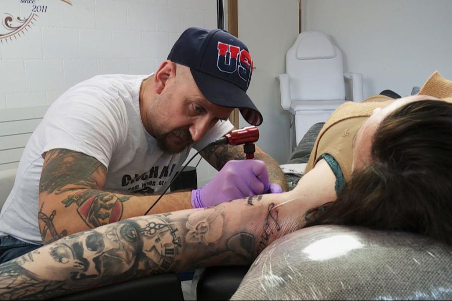 Mike hat auch in der Schweiz ein Tattoo-Studio.