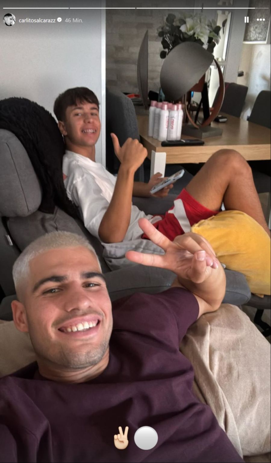 Dann ist zu sehen: Alcaraz behält die kurzen Haare, wechselt aber tatsächlich auf blond.