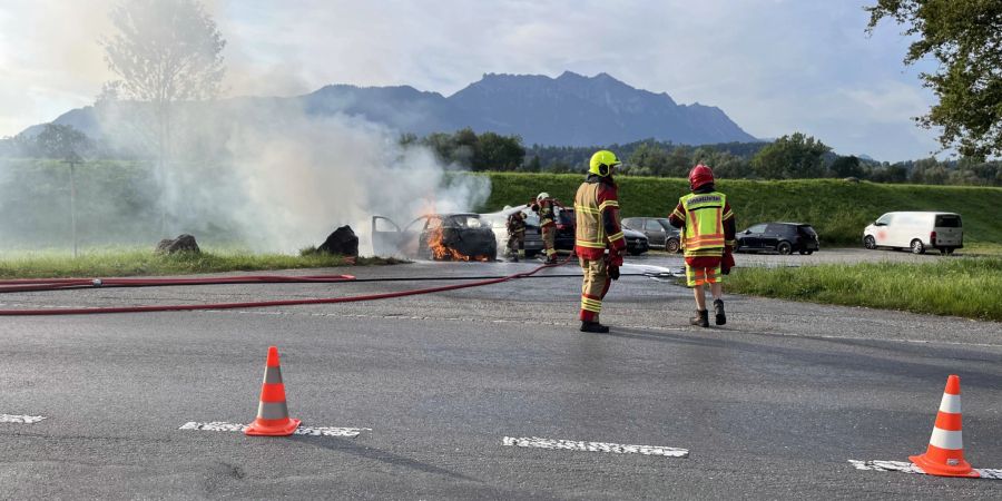 Autobrand auf Parkplatz.