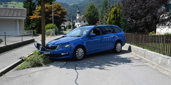 Mels: Auto prallt in Baum. Unfall in Mels