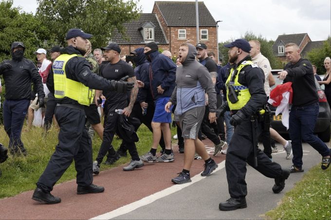 In englischen Städten kommt es immer wieder zu Ausschreitungen. Läden, Coiffeursalons und Co. bleiben deshalb teils zu. Britain Protests