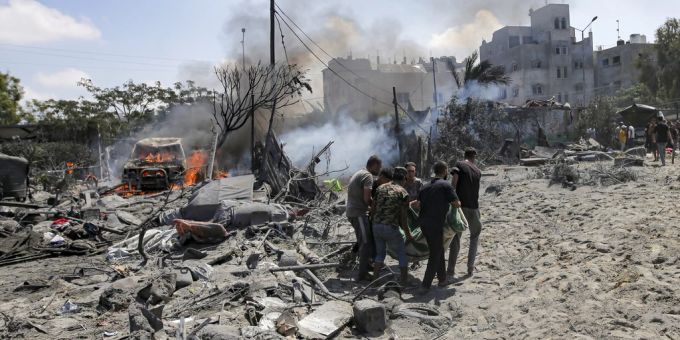 Hier fand der tödliche Luftangriff auf den Hamas-Militärchef statt. Etliche Menschen wurden dabei verletzt. Personen transportieren einen Verwundeten. mohammed deif hamas-militärchef tot