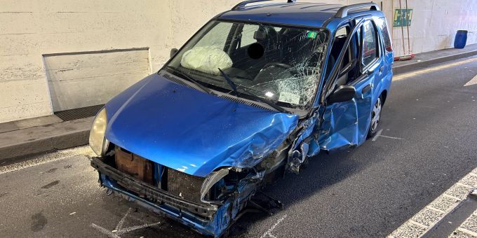 Sisikon UR - Kollision zwischen mehreren Fahrzeugen fordert Verletzte