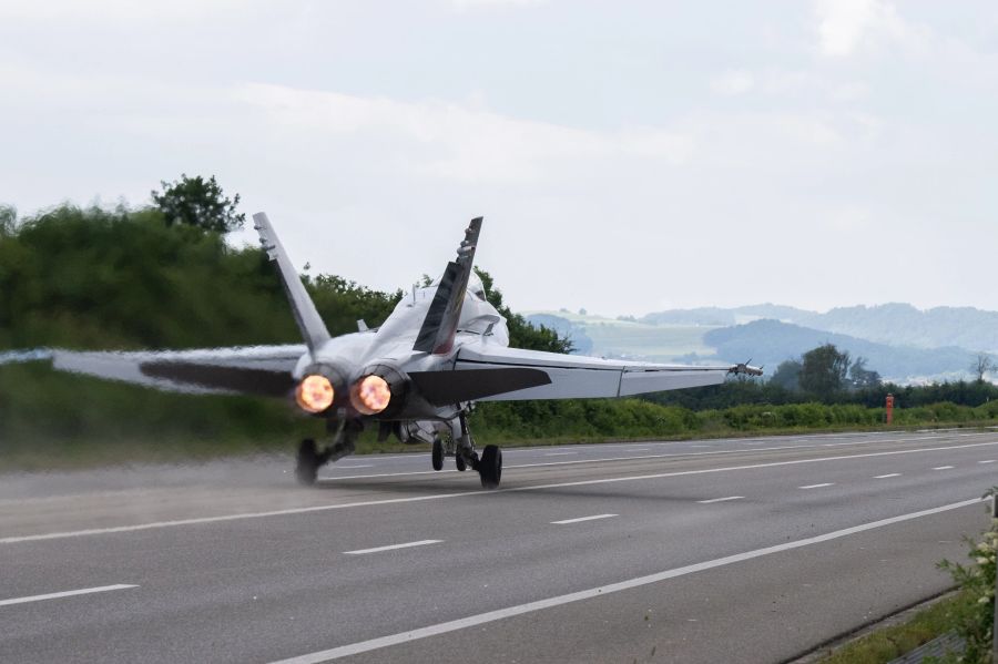 Eine F/A-18 startet auf der Autobahn A1 in der Nähe von Payerne VD,