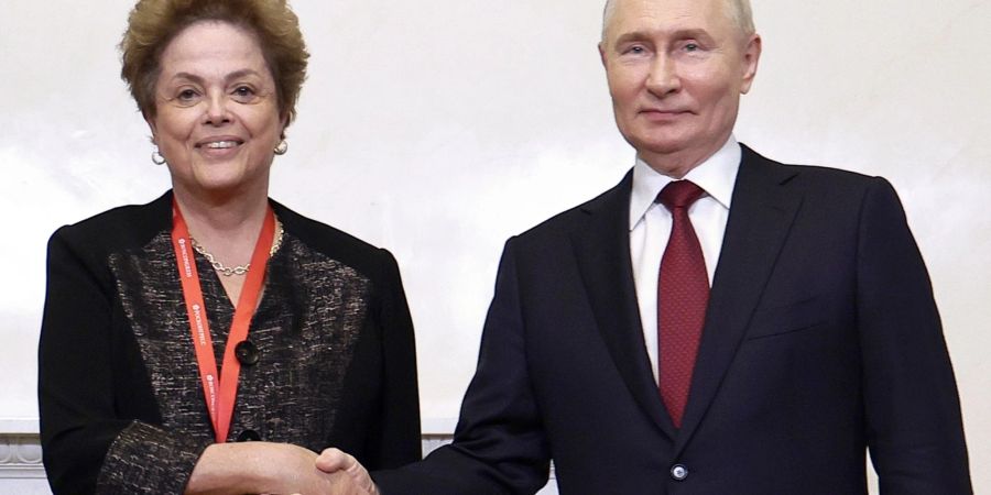 Russlands Präsident Wladimir Putin (r) und die ehemalige brasilianische Präsidentin Dilma Rousseff: Die russischen Behörden nutzen das Forum als Schaufenster, um die Entwicklung des Landes zu präsentieren und Investoren anzulocken.