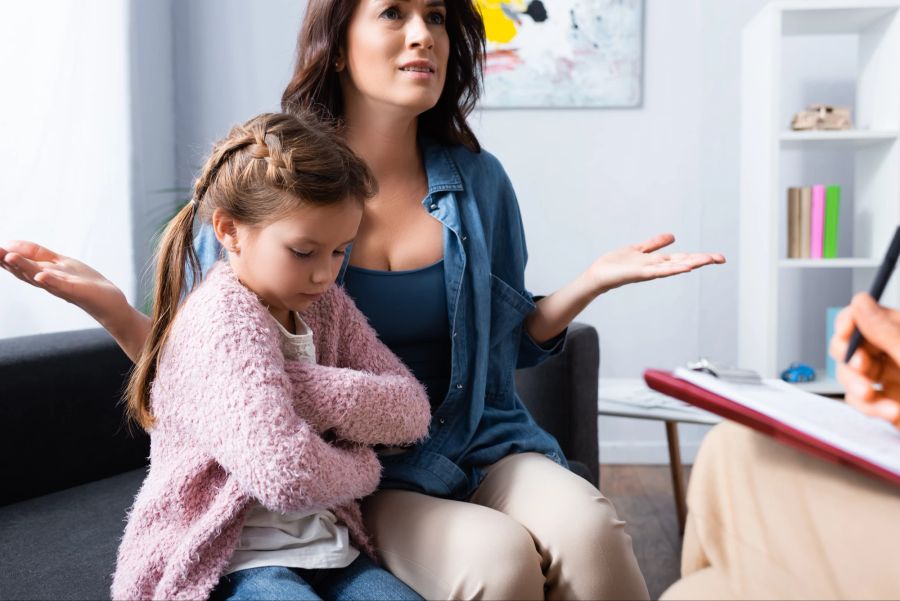 Mutter und Tochter beim Kinderpsychologen.