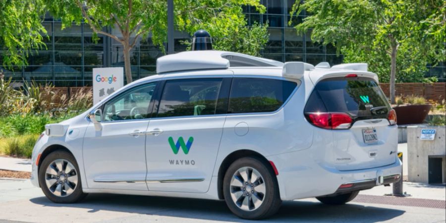 Taxi autonom Waymo Strassenrand