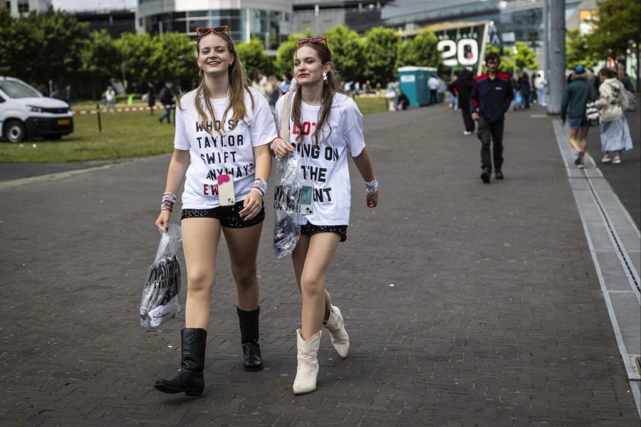 Swift-Fans vor dem Konzert in Amsterdam.