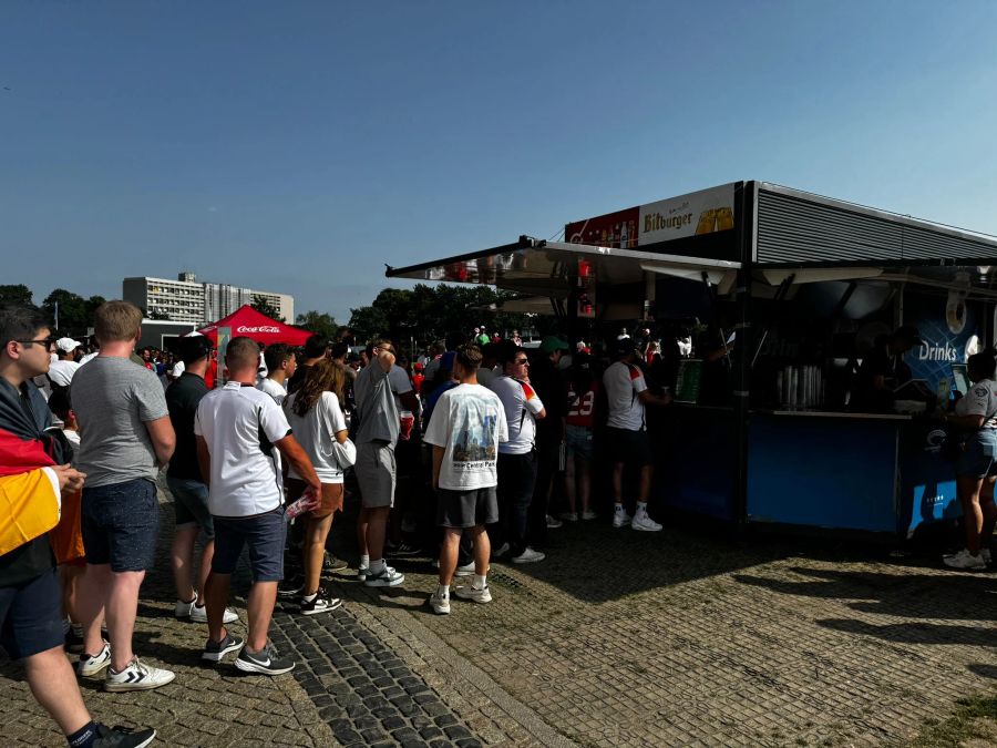 Die Fans suchen Schatten und Getränke.