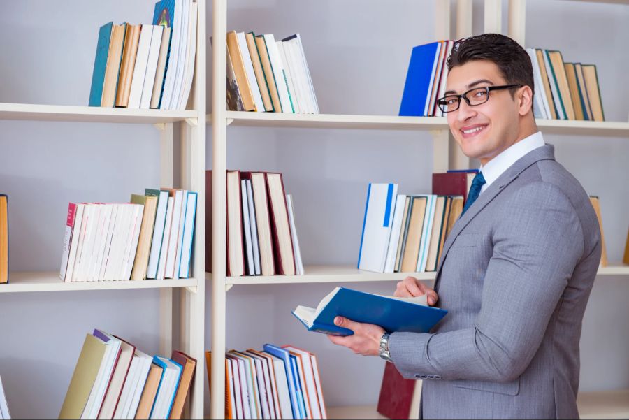 Mann mit Brille, Bücherregal